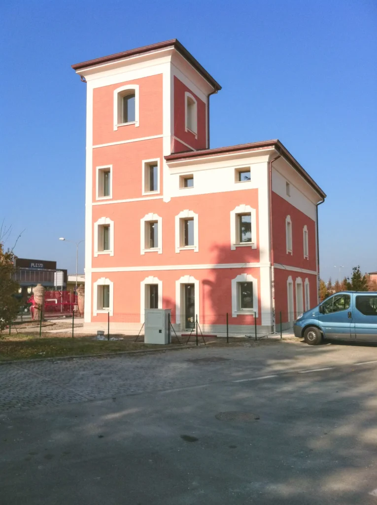 Edificio storico restaurato da Impref con facciata colorata e dettagli architettonici