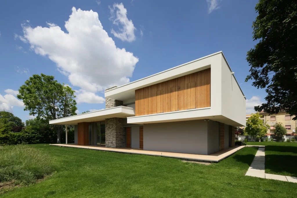 Villa moderna unifamiliare con ampie vetrate e giardino privato