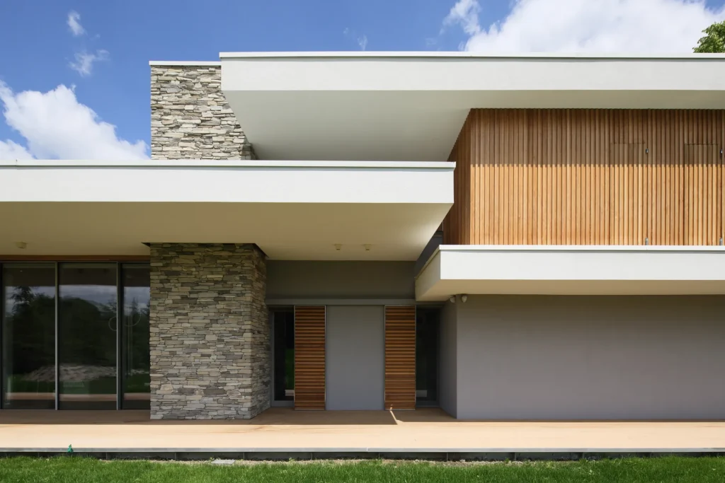 Villa moderna unifamiliare con ampie vetrate e giardino privato
