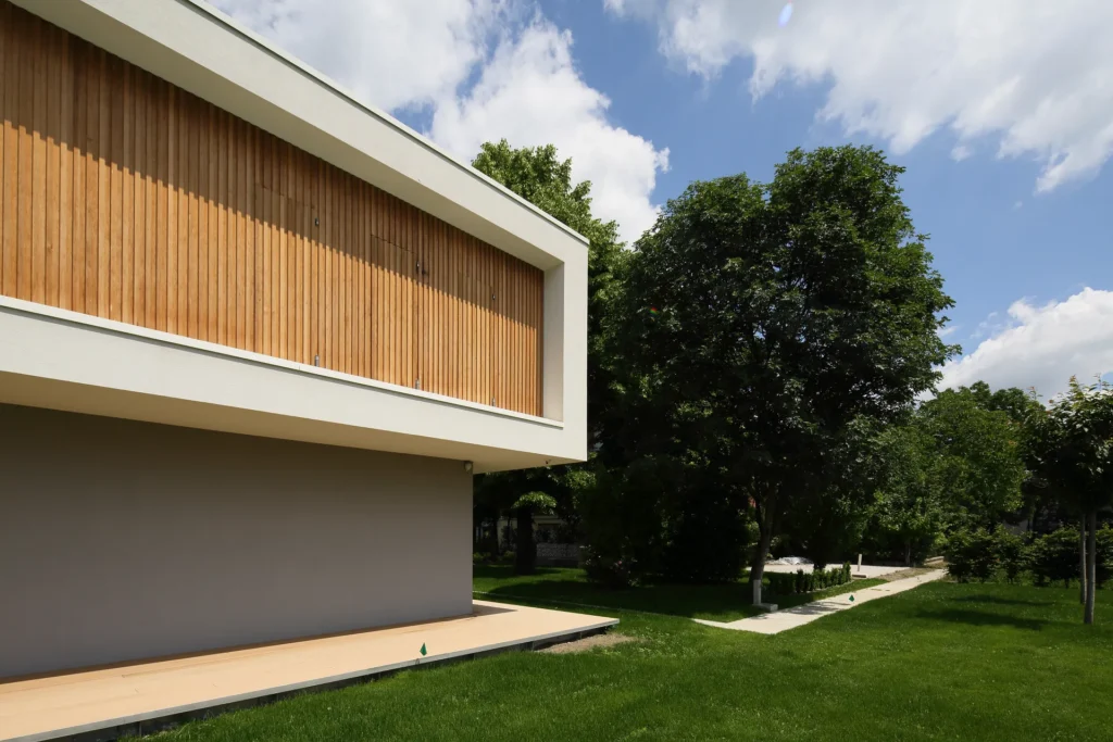 Villa moderna unifamiliare con ampie vetrate e giardino privato