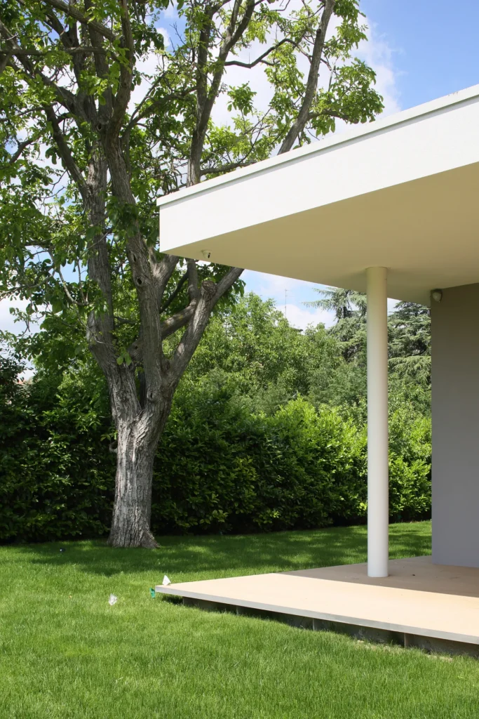 Villa moderna unifamiliare con ampie vetrate e giardino privato