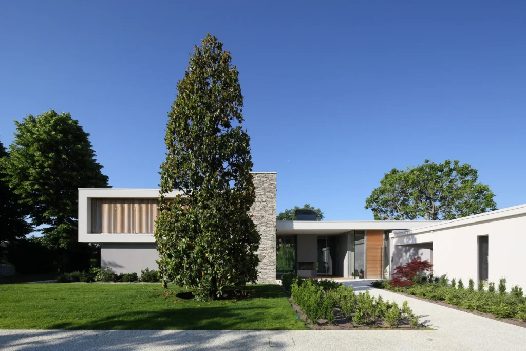 Villa moderna unifamiliare con ampie vetrate e giardino privato