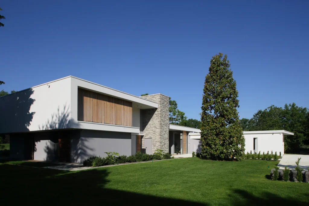 Villa moderna unifamiliare con ampie vetrate e giardino privato