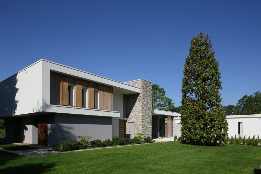 Villa moderna unifamiliare con ampie vetrate e giardino privato