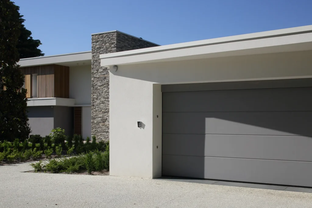 Villa moderna unifamiliare con ampie vetrate e giardino privato