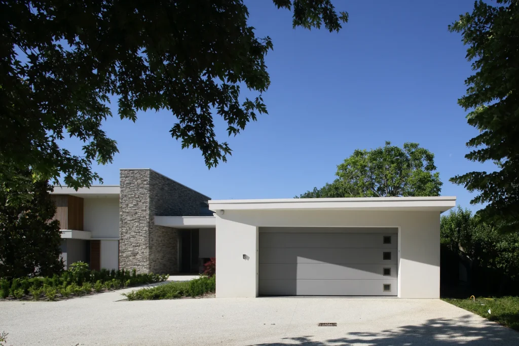 Villa moderna unifamiliare con ampie vetrate e giardino privato
