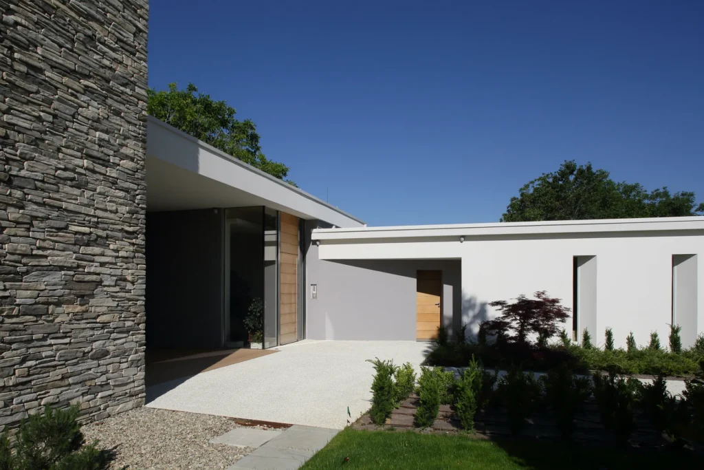 Villa moderna unifamiliare con ampie vetrate e giardino privato