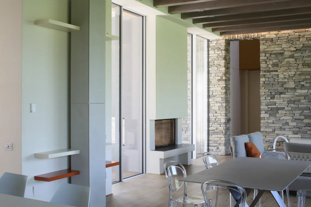 Villa moderna unifamiliare con ampie vetrate e giardino privato