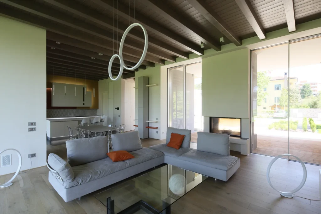 Villa moderna unifamiliare con ampie vetrate e giardino privato