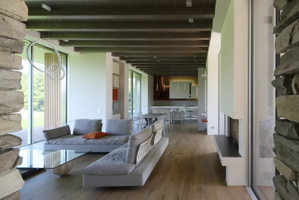 Villa moderna unifamiliare con ampie vetrate e giardino privato