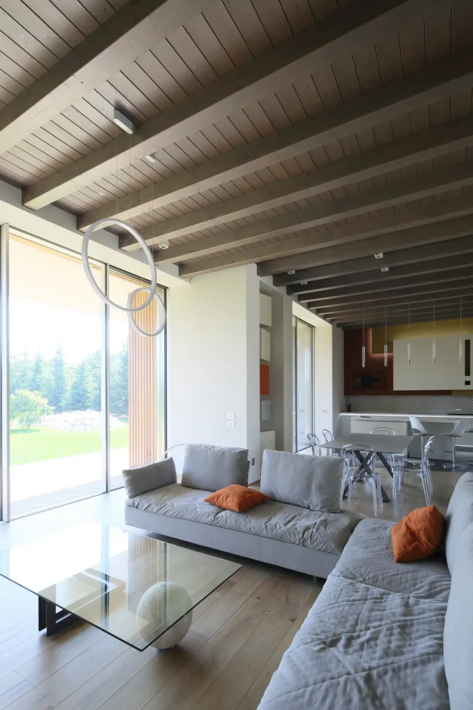 Villa moderna unifamiliare con ampie vetrate e giardino privato