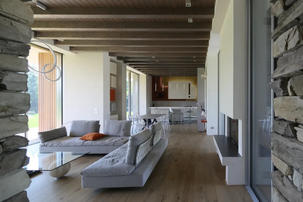 Villa moderna unifamiliare con ampie vetrate e giardino privato