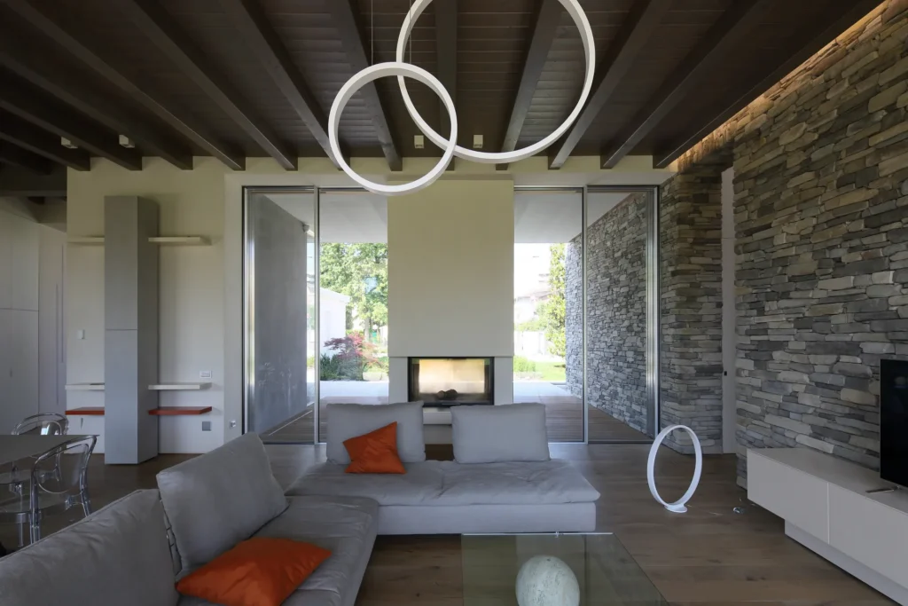Villa moderna unifamiliare con ampie vetrate e giardino privato