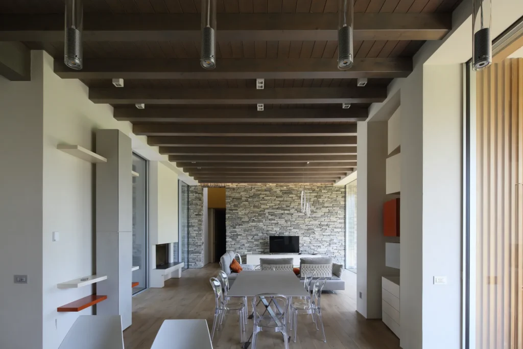 Villa moderna unifamiliare con ampie vetrate e giardino privato
