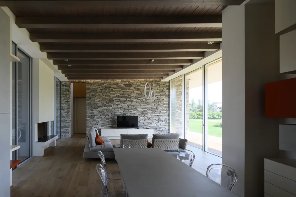 Villa moderna unifamiliare con ampie vetrate e giardino privato