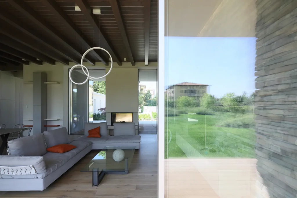 Villa moderna unifamiliare con ampie vetrate e giardino privato