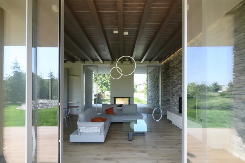 Villa moderna unifamiliare con ampie vetrate e giardino privato