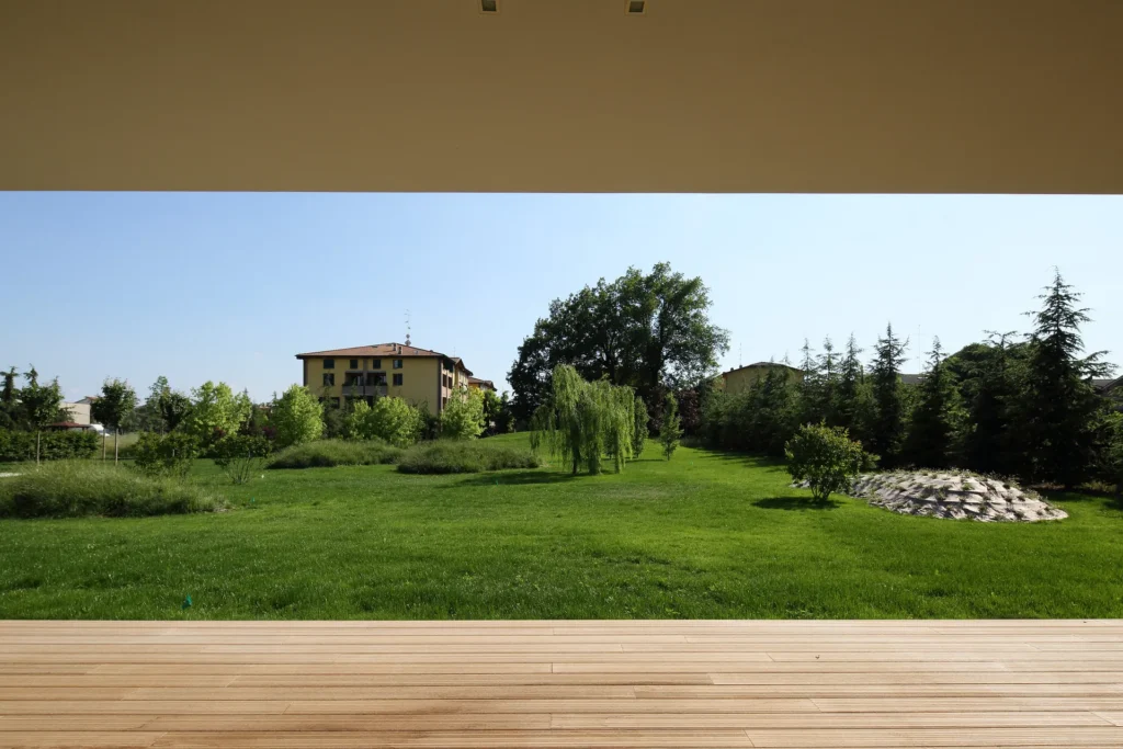 Villa moderna unifamiliare con ampie vetrate e giardino privato