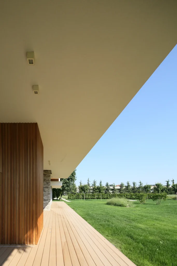 Villa moderna unifamiliare con ampie vetrate e giardino privato
