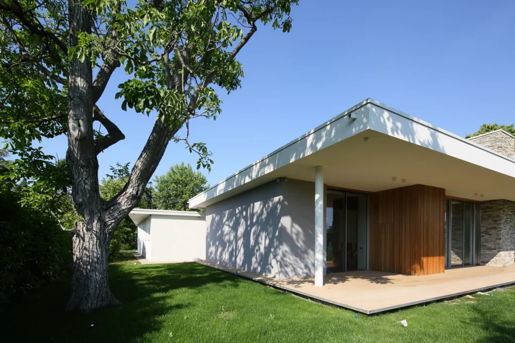 Villa moderna unifamiliare con ampie vetrate e giardino privato