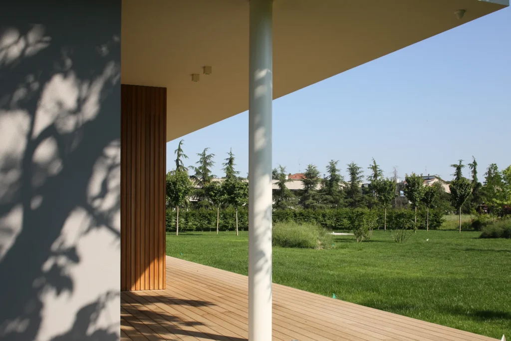 Villa moderna unifamiliare con ampie vetrate e giardino privato