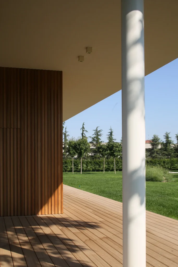 Villa moderna unifamiliare con ampie vetrate e giardino privato