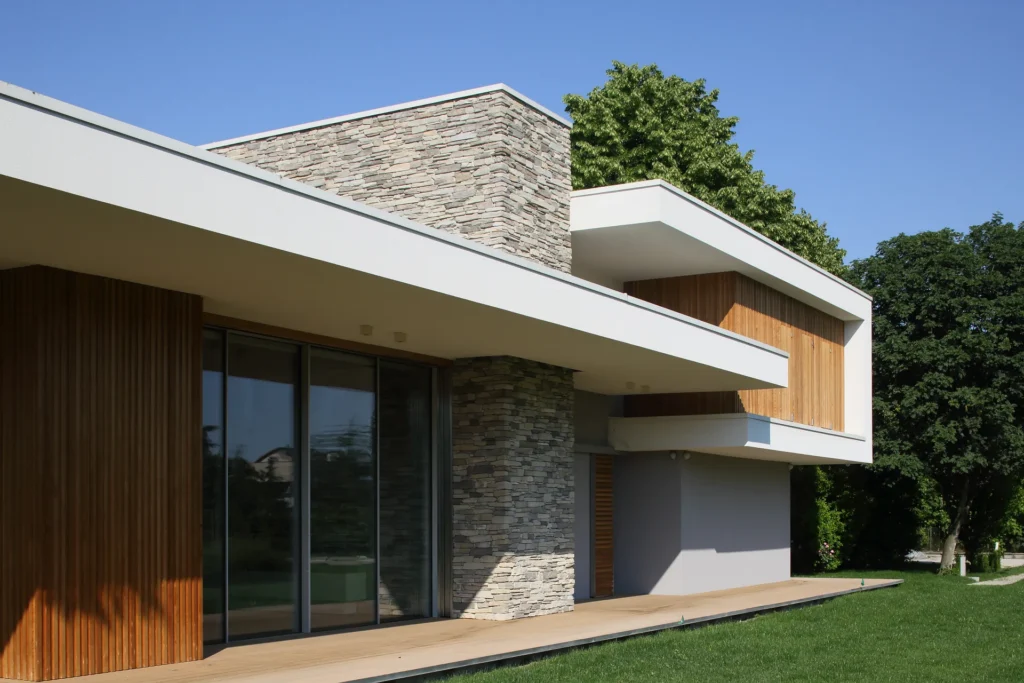 Villa moderna unifamiliare con ampie vetrate e giardino privato