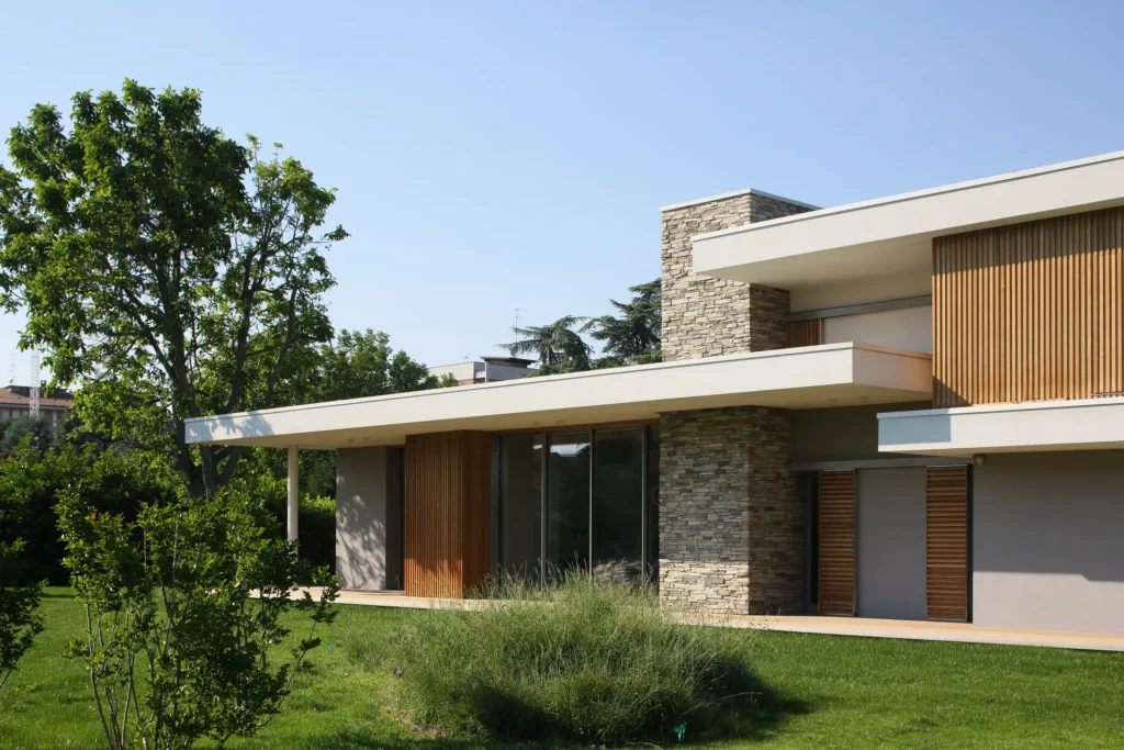 Villa moderna unifamiliare con ampie vetrate e giardino privato