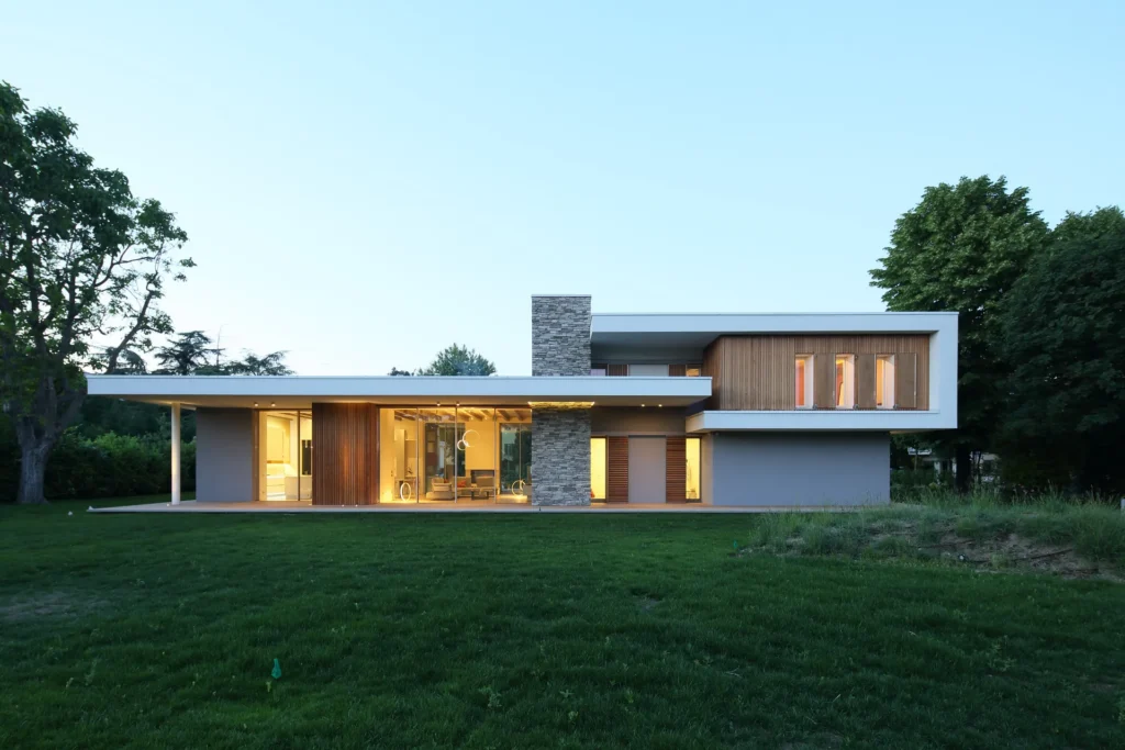 Villa moderna unifamiliare con ampie vetrate e giardino privato