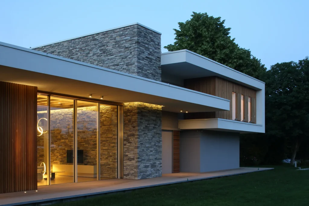 Villa moderna unifamiliare con ampie vetrate e giardino privato
