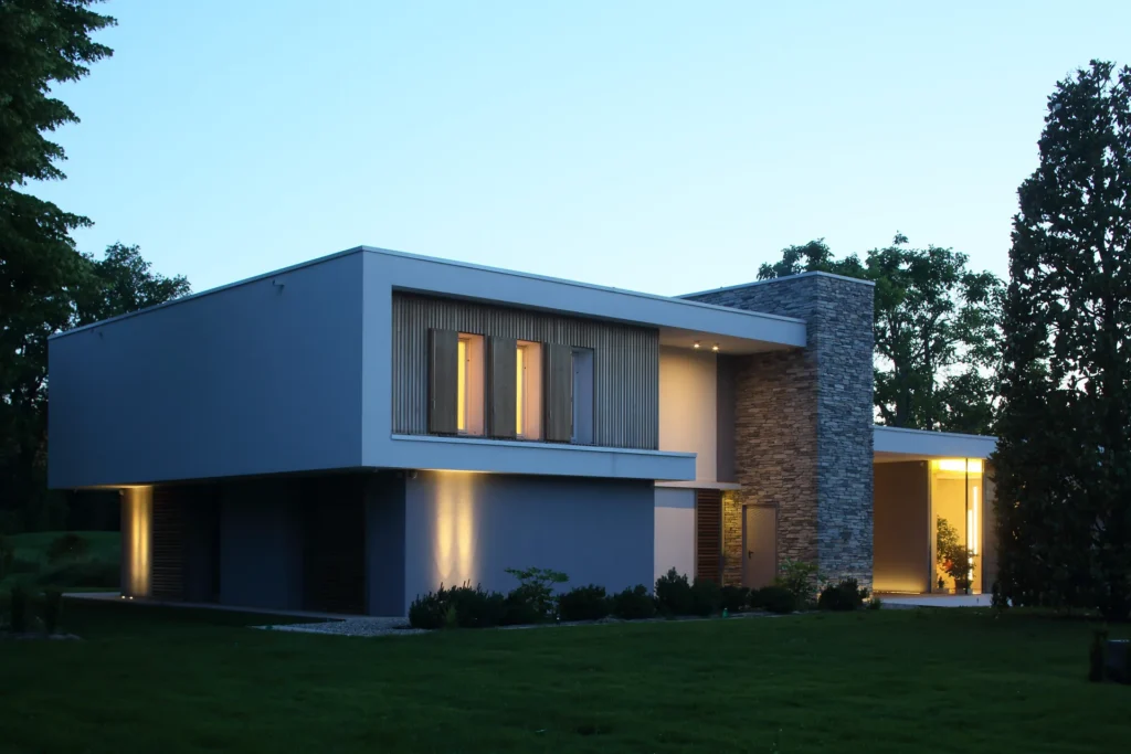 Villa moderna unifamiliare con ampie vetrate e giardino privato