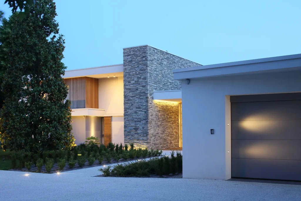 Villa moderna unifamiliare con ampie vetrate e giardino privato