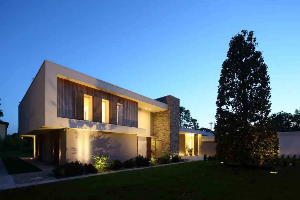 Villa moderna unifamiliare con ampie vetrate e giardino privato