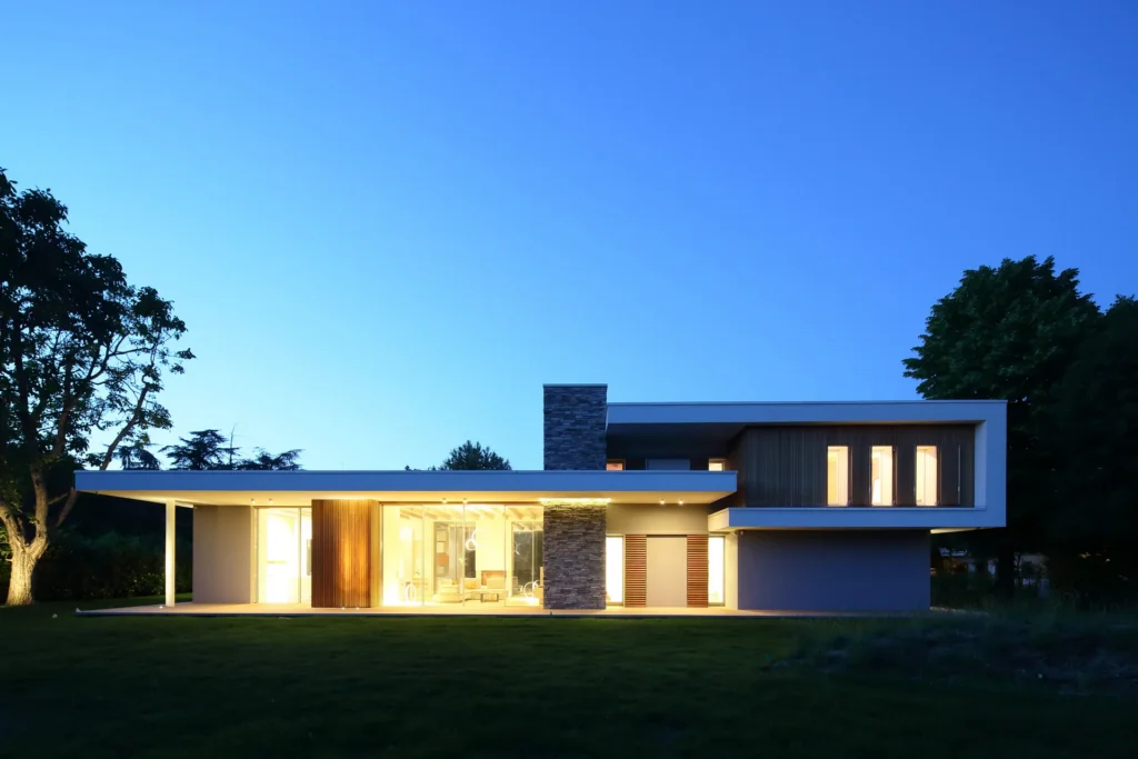 Villa moderna unifamiliare con ampie vetrate e giardino privato