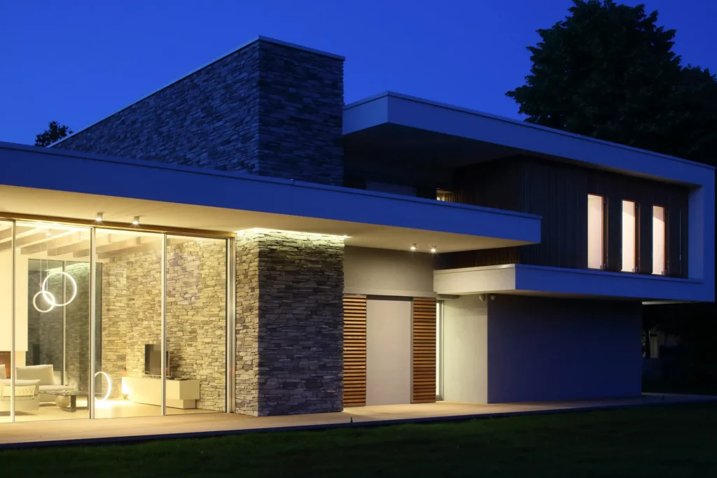 Villa moderna unifamiliare con ampie vetrate e giardino privato