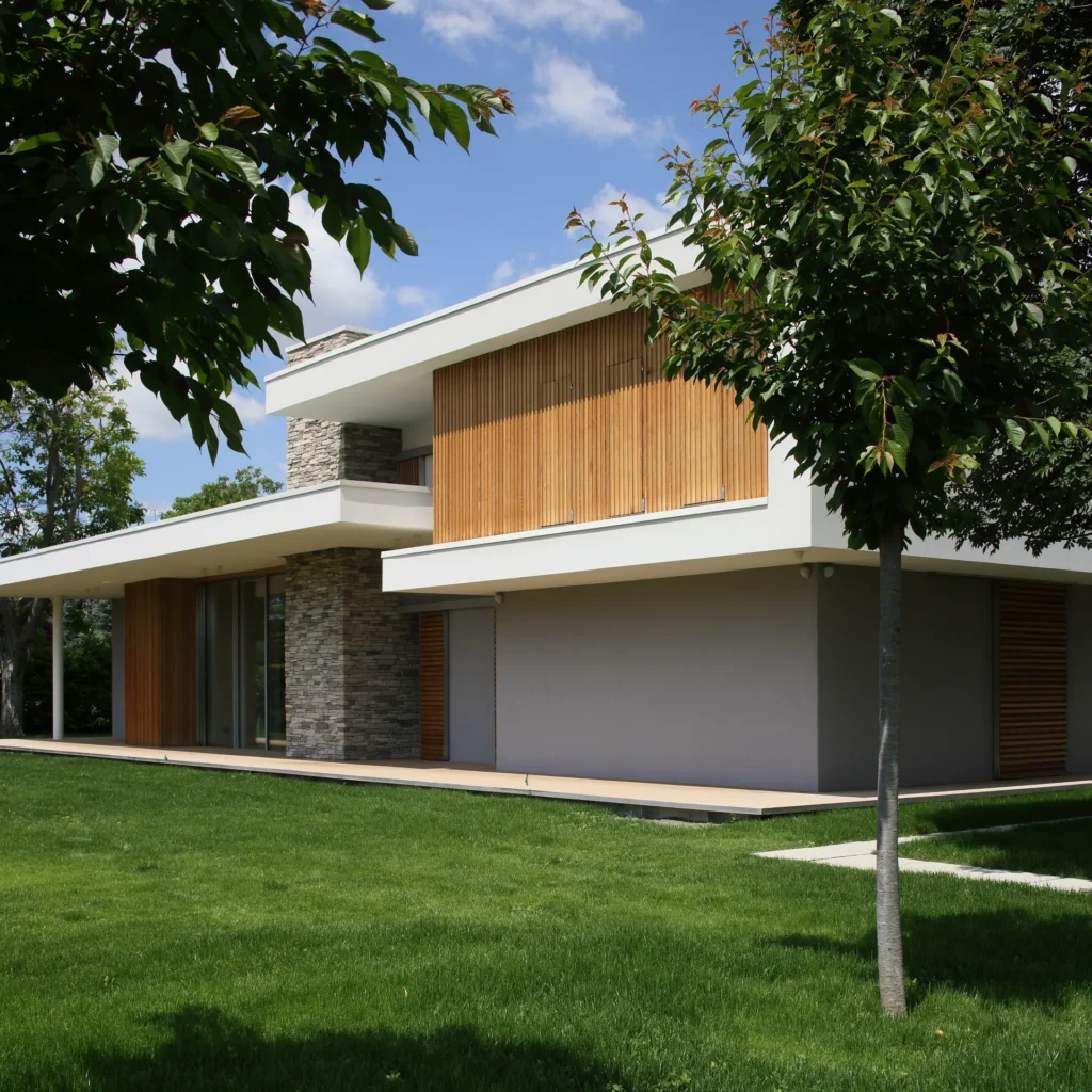Villa moderna unifamiliare con ampie vetrate e giardino privato