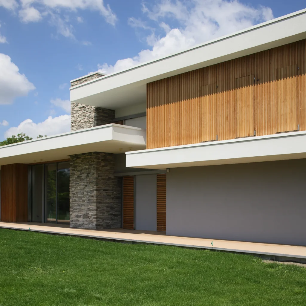 Villa moderna unifamiliare con ampie vetrate e giardino privato
