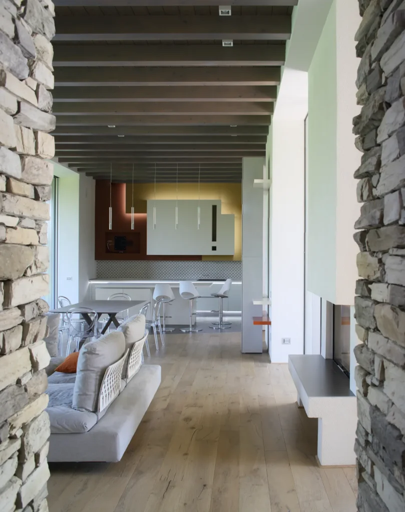 Villa moderna unifamiliare con ampie vetrate e giardino privato