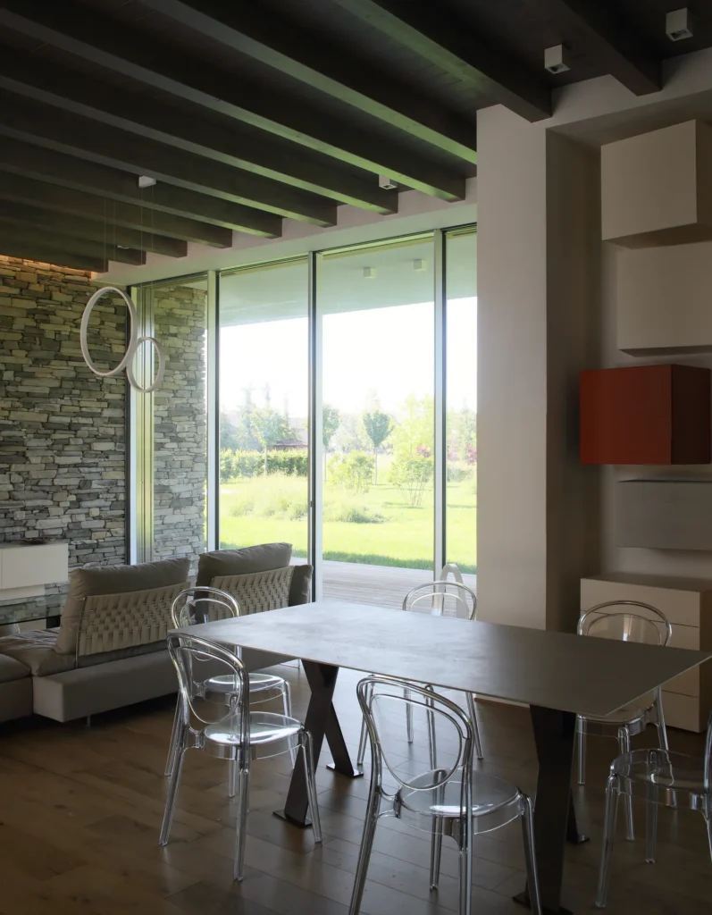 Villa moderna unifamiliare con ampie vetrate e giardino privato