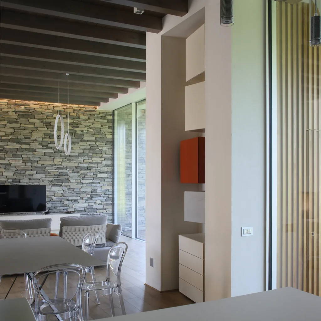 Villa moderna unifamiliare con ampie vetrate e giardino privato