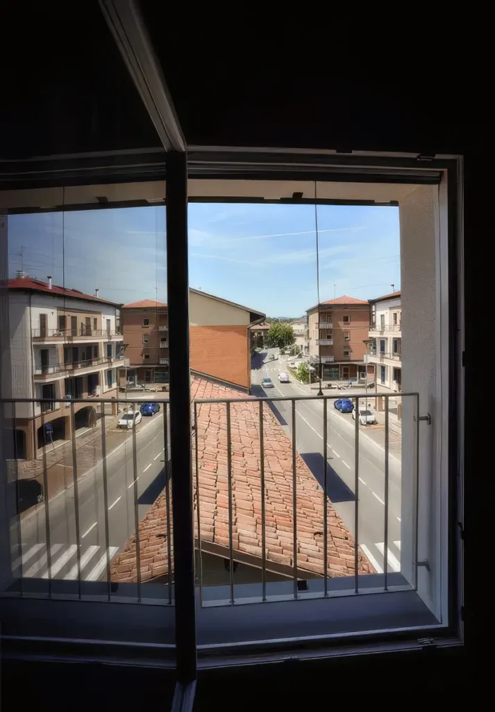 Edificio residenziale costruito da Impref in contesto urbano con area verde e fiori