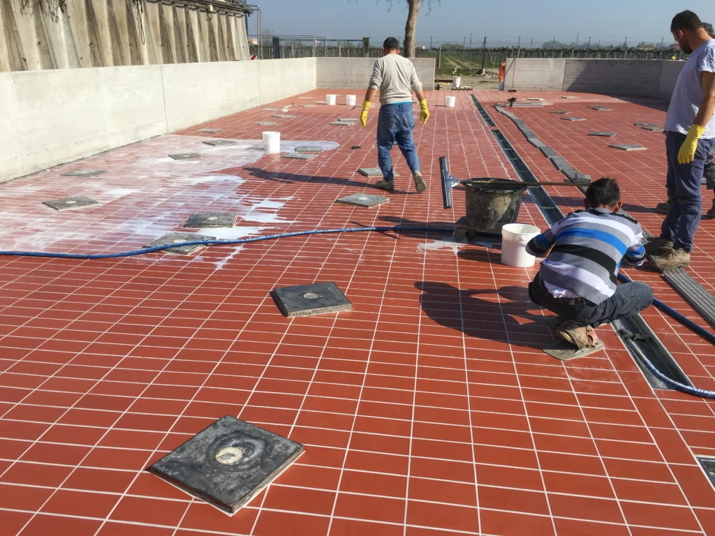 Cantiere per impianto industriale con silos di stoccaggio e area produttiva in costruzione realizzato da Impref