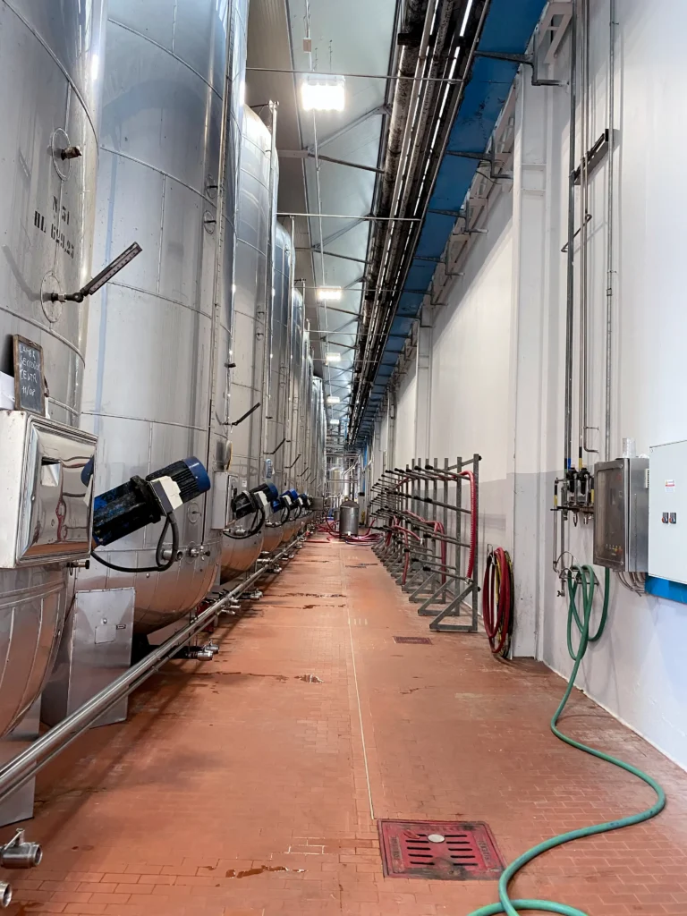 Impianto industriale con silos di stoccaggio e area produttiva in costruzione realizzato da Impref