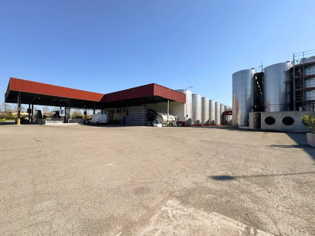 Impianto industriale con silos di stoccaggio e area produttiva in costruzione realizzato da Impref