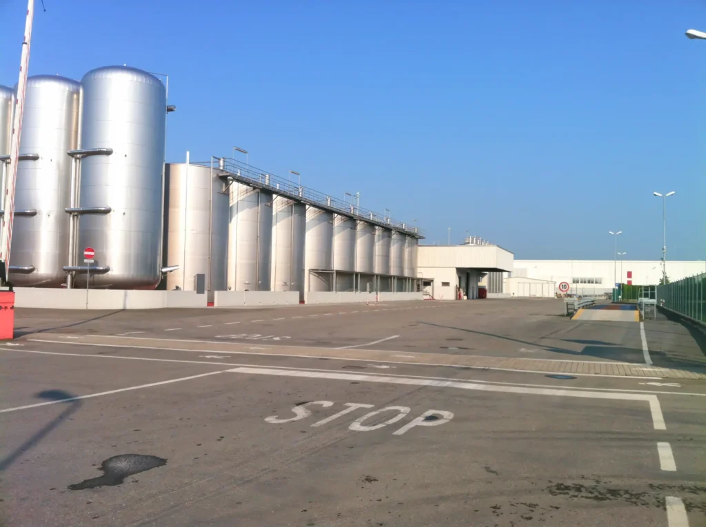Impianto industriale con silos di stoccaggio e area produttiva in costruzione realizzato da Impref
