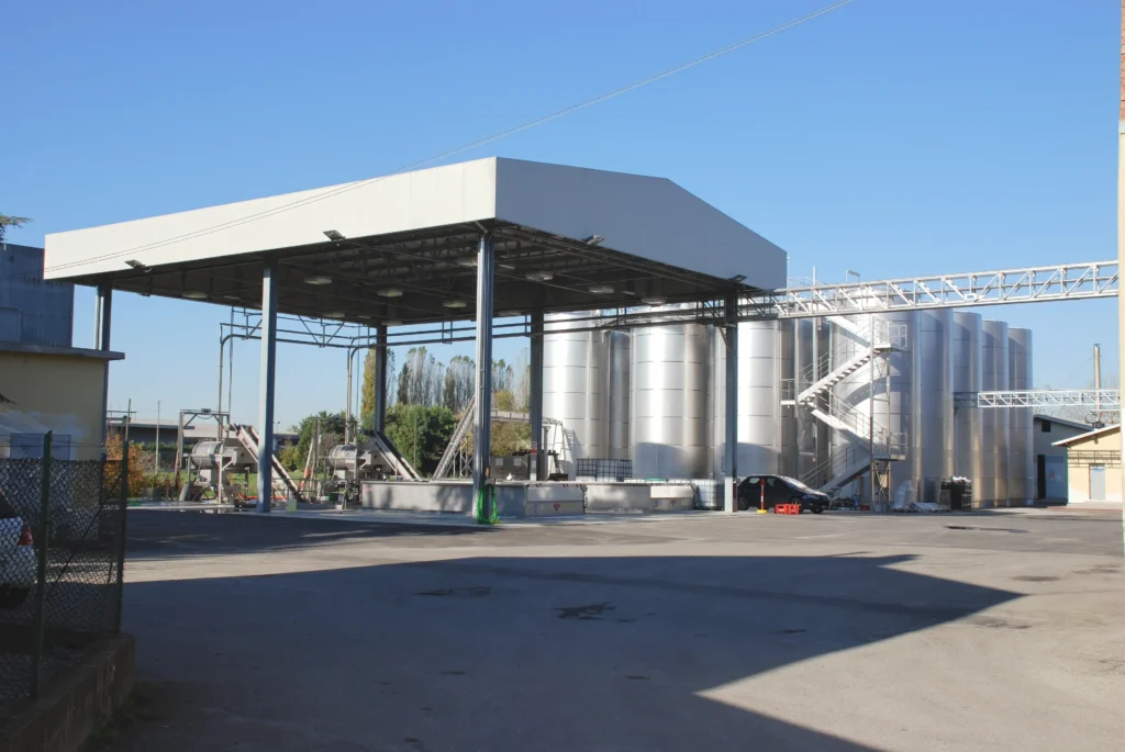 Impianto industriale realizzato da Impref con silos di stoccaggio e area produttiva