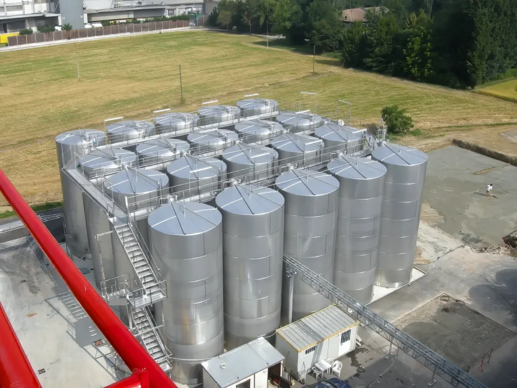 Impianto industriale realizzato da Impref con silos di stoccaggio e area produttiva