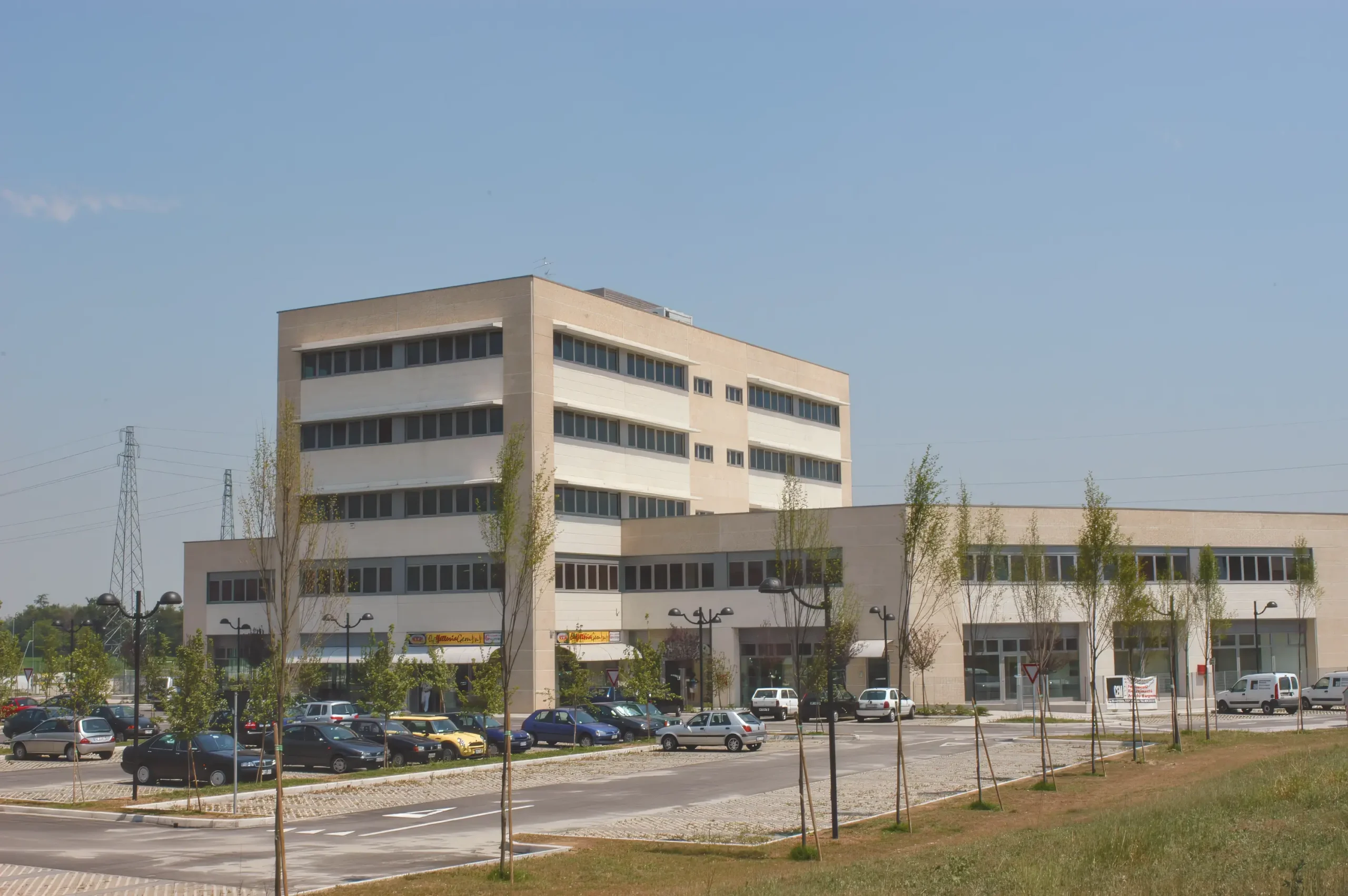 Centro polifunzionale moderno con uffici e parcheggio esterno realizzato da Impref
