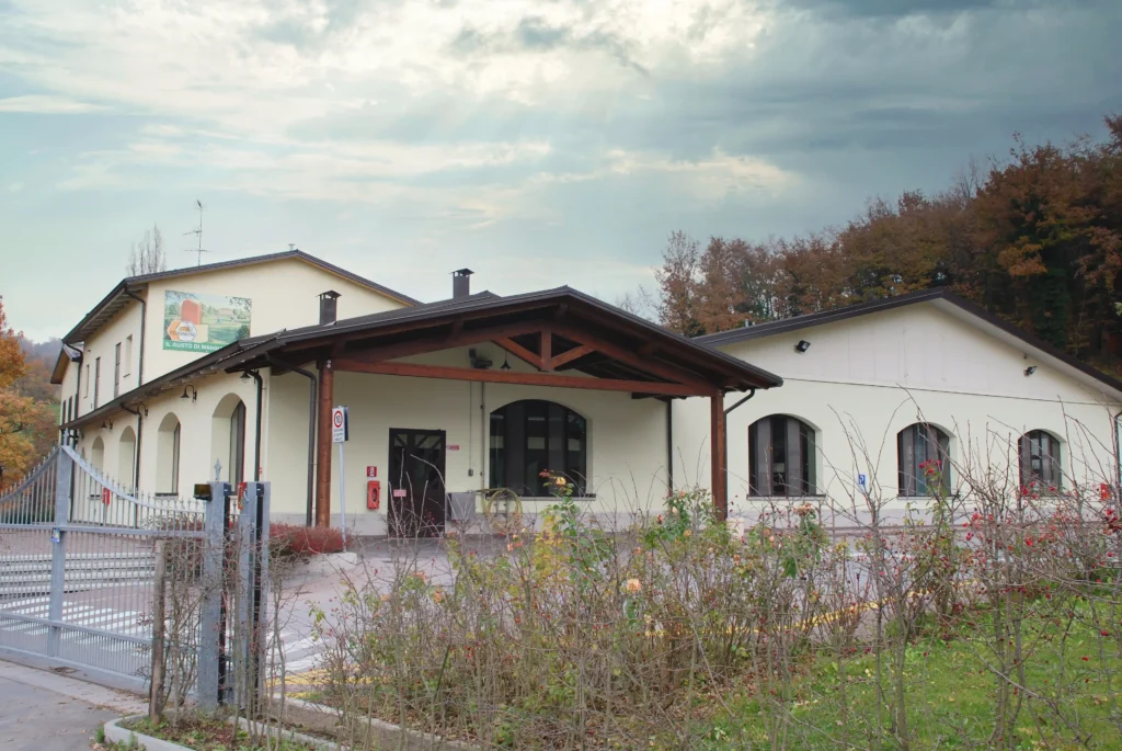 Latteria in area rurale con stabilimento produttivo immerso nel verde costruita da Impref