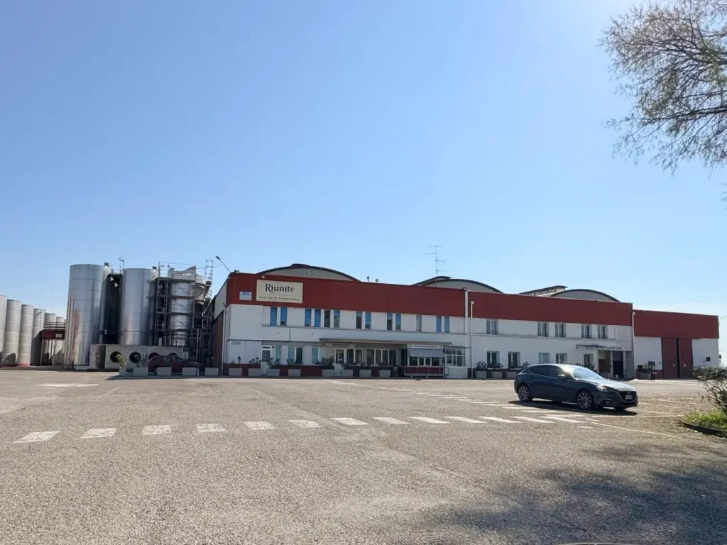 Impianto industriale con silos di stoccaggio e area produttiva in costruzione realizzato da Impref